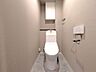 トイレ：■温水洗浄便座付きトイレ■毎日快適に使える温水洗浄便座付きのトイレです。上部にはトイレットペーパーなどをスッキリ隠せる吊戸棚を完備。さらに芳香剤や小物を置ける便利な棚も備わっております☆