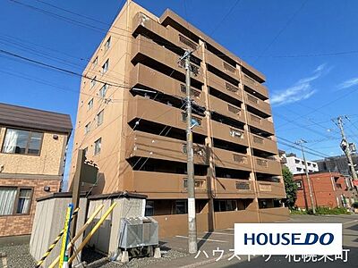 外観：南向き・6階部分につき陽当たり＆眺望良好！令和8年10月下旬、新規リノベーション完了予定の2SLDKです。地下鉄「南平岸」駅徒歩11分、スーパー・コンビニも徒歩5分圏内。快適な新生活を始めませんか？