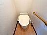 トイレ：◆トイレ◆手すり付きで安全性に配慮したトイレに温水洗浄便座を完備。ご年配の方や小さなお子さまも安心して使え、快適な清潔感を保てます。デザインもすっきりとしており毎日の暮らしに安心と便利さをプラス◎