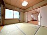 和室：◆和室(約6.0帖)◆隣にはリビングがあり、開放感を感じられる和室になっております。窓付きなので、日の光をお部屋にしっかり取り込めます☆リビングの家族の様子も見れ、団らんの時間も増えそうです♪