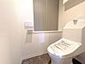 トイレ：■温水洗浄便座付きトイレ■毎日快適に使える温水洗浄便座付きのトイレです。上部にはトイレットペーパーなどをスッキリ隠せる吊戸棚を完備。さらに芳香剤や小物を置ける便利なカウンターも備わっております☆