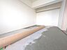 洋室：◆洋室(約6.0帖)◆リビングに隣接する、約6帖の洋室は扉を開けるとリビングと繋がり、さらに開放感アップ♪全居室窓付きでどのお部屋も明るく開放的です！ベットや学習机もおける十分な広さがあります☆