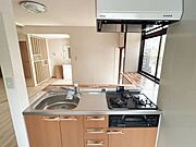 コンパクトながら使いやすく設計されたキッチンは、収納もしっかり確保されており、毎日の料理も快適に行えます。
