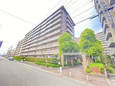 外観：名鉄犬山線「岩倉」駅まで徒歩約7分！上小田井駅や名古屋駅まで直通で、名古屋市外でありながら便利な立地です。