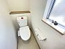 トイレ：棚付きのトイレ。芳香剤やトイレットペーパーの置き場として便利です。