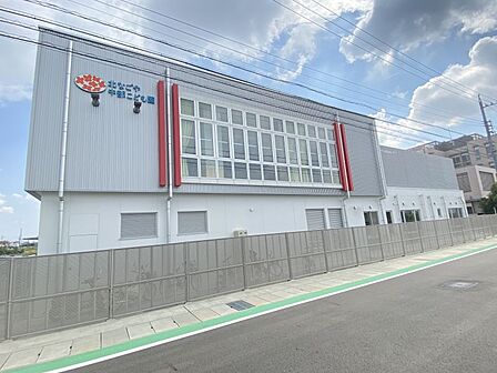 北名古屋中部こども園まで 902m 徒歩約12分 保護者の就労にかかわらず、就学前の子どもに幼児教育・保育を一体的に行い、幼稚園と保育所の両方の機能を併せ持つ単一の園です。