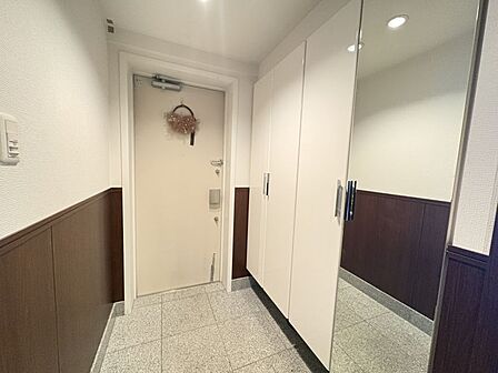 収納が多く、靴がたくさんあっても安心！お出かけ前の身支度チェックに欠かせない姿見付きです。