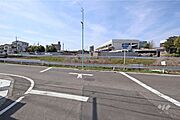 物件の北側前面道路（西側から）［2026年3月24日撮影］