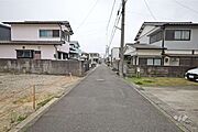 物件の東側前面道路（南側から）［2026年4月15日撮影］