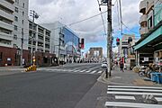 敷地東側の前面道路（南側から）