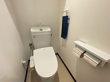 トイレは寒い冬でも安心の温水洗浄暖房便座♪トイレットペーパーホルダーが2つあるのが助かりますね♪こちらも2023年に新品交換済みです♪