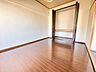 洋室：リビング横の洋室の床もとても綺麗です♪