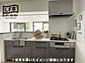 キッチン：3口コンロの付いたシステムキッチン♪落ち着いた濃いグレーのデザインです♪リビングの様子がしっかり見えて安心ですね♪キッチンに小物を置いたイメージ画像になります♪