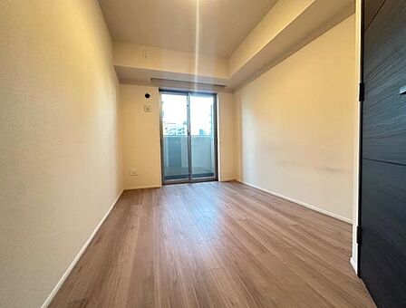 独立性を高めたお部屋。たっぷりの収納も配備しており、スッキリとした居住空間に。陽光も降り注ぐ明るく開放的な間取りが魅力的です。
