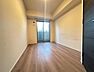 洋室：独立性を高めたお部屋。たっぷりの収納も配備しており、スッキリとした居住空間に。陽光も降り注ぐ明るく開放的な間取りが魅力的です。