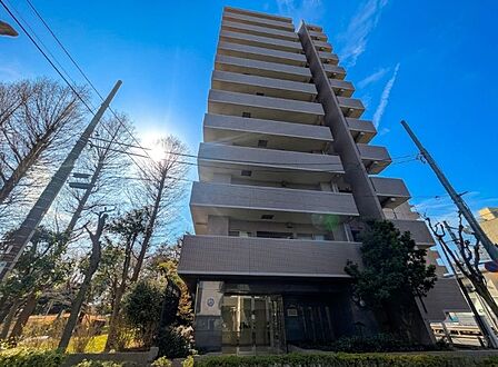 「平和島」駅まで徒歩5分の好立地!2026年10月上旬にリフォーム完了予定の綺麗な住まいです。南東向きの角部屋につき陽当り・通風も良好。上品な佇まいの外観をぜひ現地でご体感ください。