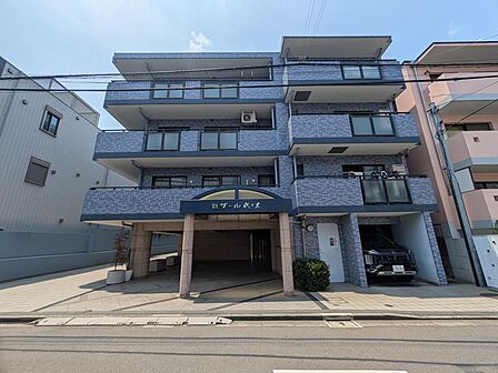 街に溶けこみ美しい景観を生み出すこのマンションは採光や風通しまで考え抜いて造っています。外観の美しさだけでなくそこに住まう心地良さを最優先しています。