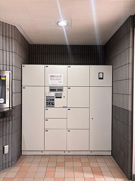 不在時や非対面でも24時間いつでも荷物を受け取れる、便利な宅配ボックス。再配達の手間を省き、ネットショッピングを頻繁に利用される方や、帰宅時間が遅くなりがちな世帯にも心強い味方です。