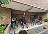その他：屋根付きの駐輪場を完備。大切な自転車を雨や直射日光から守り、劣化を防ぎます。日々の通勤・通学や買い物への移動もスムーズに行えます。