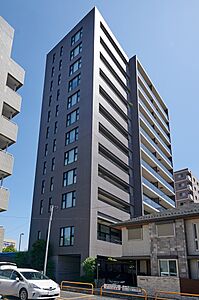 外観:【現地外観写真】RC造・地上12階建てのマンション。外観はシックな色合いでまとめられており、街並みに映えるスタイリッシュな佇まいです。 外観:【現地外観写真】RC造・地上12階建てのマンション。外観はシックな色合いでまとめられており、街並みに映えるスタイリッシュな佇まいです。