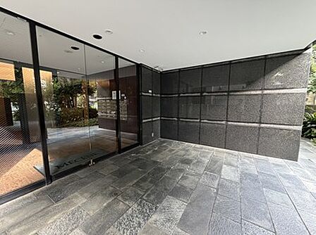 【エントランス】モニター付きオートロックが採用されており、防犯面にも配慮されたマンション。管理体制は日勤です。敷地内には駐車場が設けられています。詳しくはお問い合わせください。