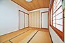 和室：【2階南側和室/約6帖】東・南の2面採光が確保されています。柔らかい畳の床で、寝転がって読書をしたり、お昼寝をしたりなど、ゆったりお寛ぎいただけます。