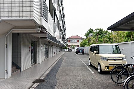 【駐車場】敷地内駐車場です。最新の空き情報などは、お気軽にお問い合わせくださいませ。