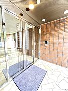 【エントランス】住民以外の人が侵入しにくい、オートロックシステムが採用されています。防犯カメラも搭載されており、セキュリティ面に配慮されたマンションです。