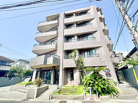 【現地外観写真】江ノ島電鉄「由比ヶ浜」駅まで徒歩5分。3路線利用可能な「鎌倉」駅まで徒歩18分とアクセス良好な立地。