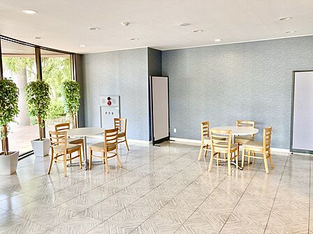 【エントランス】ソファとテーブルが備え付けられています。待ち合わせなどにも利用することができます。