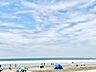 周辺：【由比ガ浜海水浴場】徒歩3分。鎌倉を代表する海水浴場。約1kmの長い海岸線と遠浅の美しい砂浜が特徴で、毎年夏になると東京近郊をはじめ、多くの海水浴客や観光客で賑わいます。