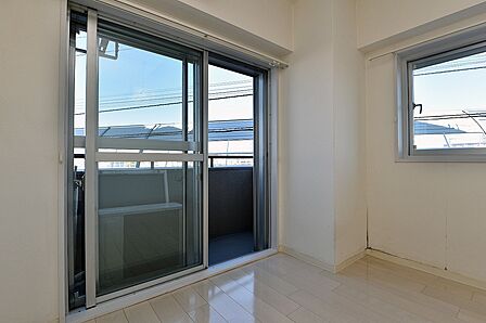バルコニーとの2面採光で通風・採光良好です。