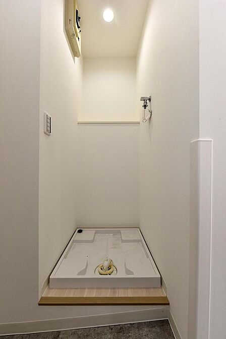 【洗濯機置き場】洗濯機用防水パンが設置されています。設置可能な洗濯機のサイズなどは現地でお確かめください。