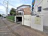 外観：【前面道路含む現地】西側の前面道路には歩道が整備されています。小さなお子様やペットと一緒でも、安全確認がしやすいです。