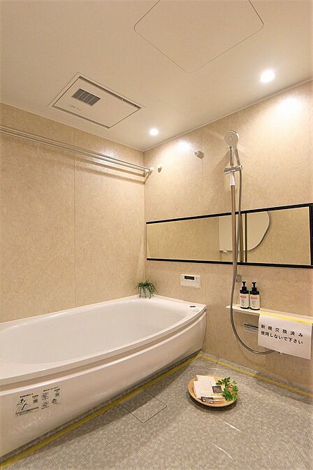 【浴室】ゆったりとした1620サイズの浴室。高級感のある横長のミラーを採用しています。浴室乾燥機付きなので、雨の日の物干しスペースとしても活用できます。