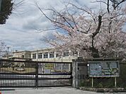 嵯峨野小学校まで850メートル