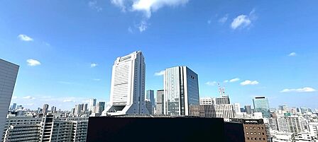 高層ビル群を望む伸びやかな眺望。遮るものが少なく、採光・通風ともに良好で、都心に住まう価値を実感できる景色です。現地からの眺望（2025年12月）撮影
