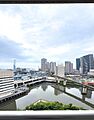 空と水辺が織り...