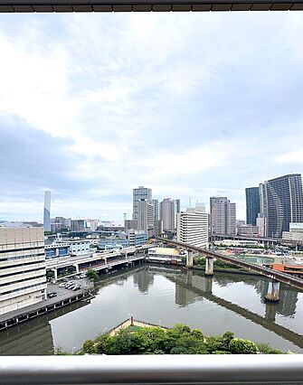 空と水辺が織り...