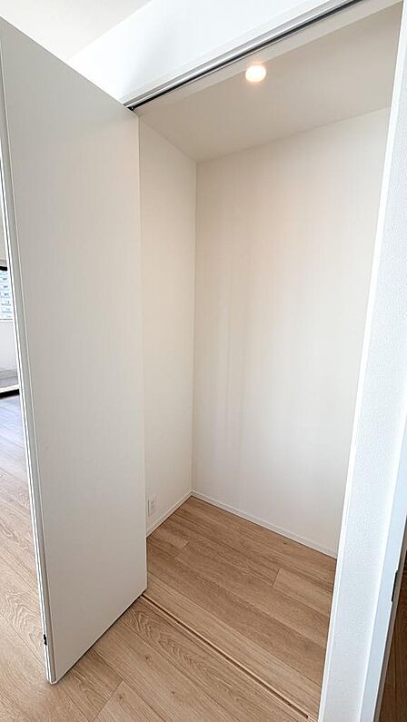 5.0帖洋室のクローゼット収納。ハンガーパイプ付きで衣類を掛けて収納でき、居室をすっきり保てます。室内(2026年7月)撮影