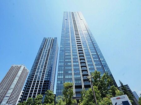 東京メトロ有楽町線「豊洲」駅徒歩5分、ゆりかもめ「豊洲」駅徒歩6分の2路線利用可能。都心へスムーズにアクセスでき、通勤・通学はもちろん、休日のお出かけにも便利な立地です。現地(2026年7月)撮影