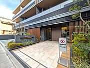 石畳と木目調ルーバーが調和する、高級感あふれるエントランス。管理の行き届いた美しい門構えが、住まう方やゲストを優雅に迎え入れます。