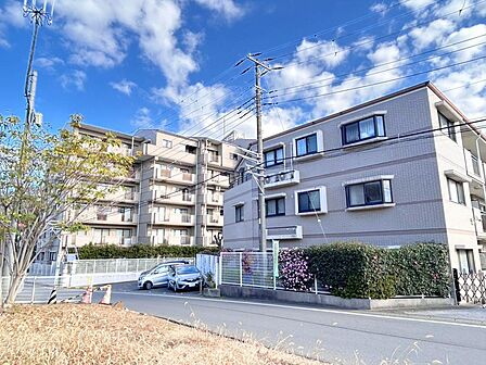 落ち着いたタイルの外観。周辺は視界を遮る高い建物が少なく、開放感のある住環境が魅力です。