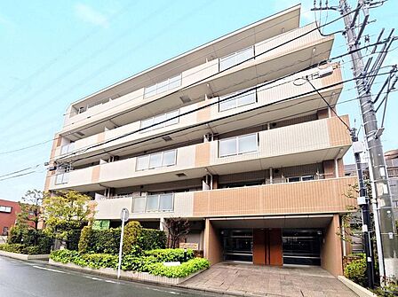 落ち着いた街並みに調和するタイル貼りの外観。管理状態の良さが感じられます。