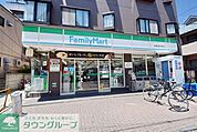 ファミリーマート 徒歩7分。コンビニ 550m