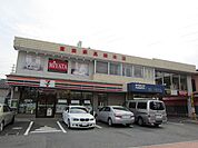 セブンイレブン 徒歩13分。コンビニ 990m