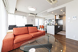 【高層タワーの開放感】光溢れるワイドリビングと洗練された都会的な内装が魅力。機能的な対面キッチンや豊富な収納、上質な住空間が暮らしを彩ります。山手線内側の利便性と静寂を享受する、贅沢な邸宅ライフを。