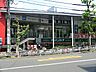 周辺：野菜だけでなく魚やお肉などの品揃えも豊富。価格も高すぎず、日常的に利用できるスーパーです。