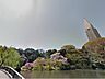 周辺：フランスの造園家のデザインによるヨーロッパ式の整形式庭園と風景式庭園、日本庭園を巧みに組み合わせた庭園は、日本における数少ない風景式庭園の名作です。