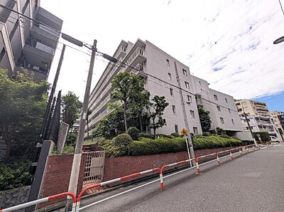 外観:☆★現地写真☆★昭和54年3月築・RC造8階建・総戸数106戸の大規模分譲マンションで、落ち着いた街並みに調和する重厚で良好な維持コンディションが魅力です。 外観:☆★現地写真☆★昭和54年3月築・RC造8階建・総戸数106戸の大規模分譲マンションで、落ち着いた街並みに調和する重厚で良好な維持コンディションが魅力です。